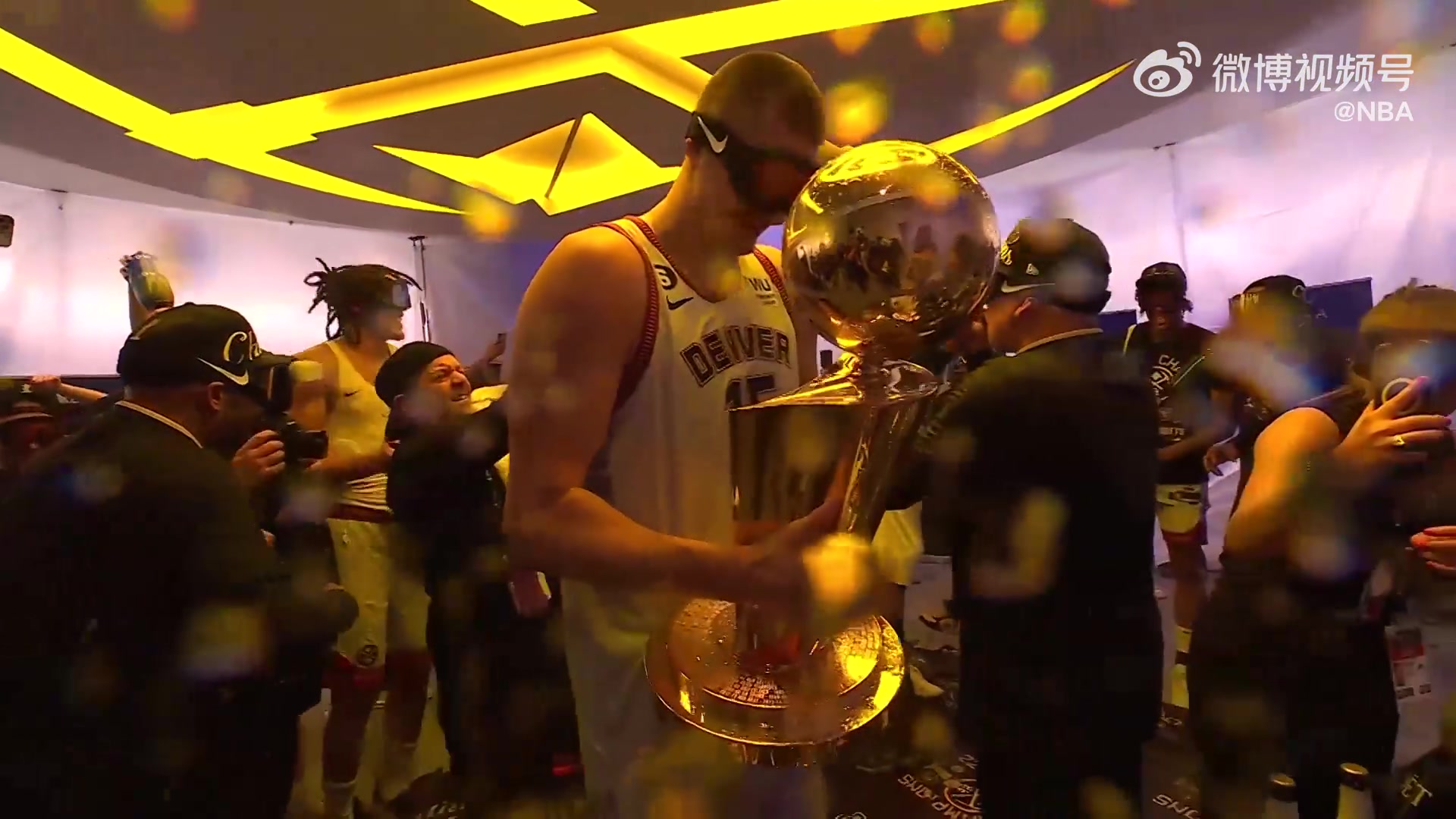 戴好護(hù)目鏡掘金眾將賽后準(zhǔn)備開始香檳大戰(zhàn)