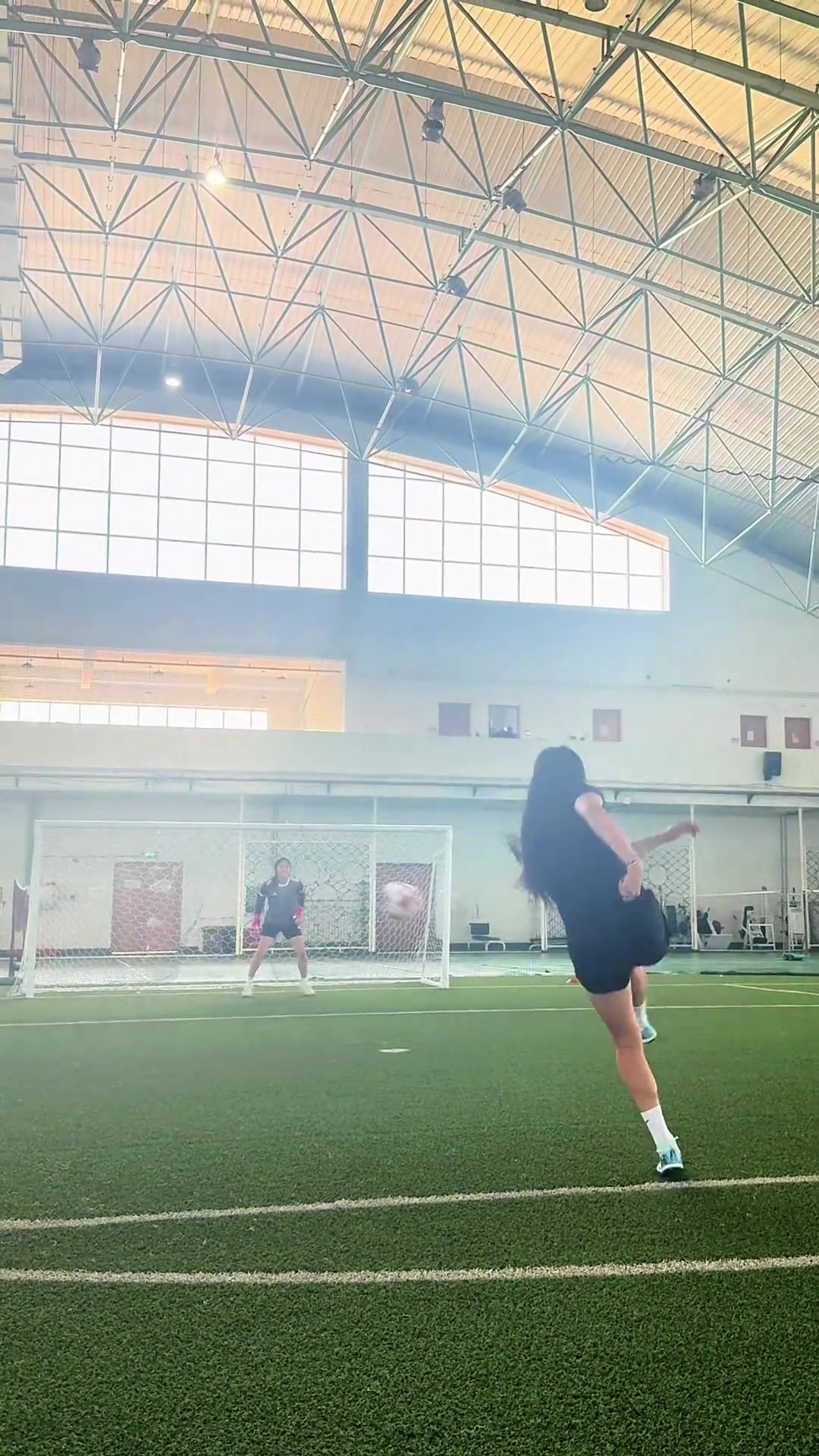 女足踢球也可以這么暴力楊麗娜暴力抽射So easy