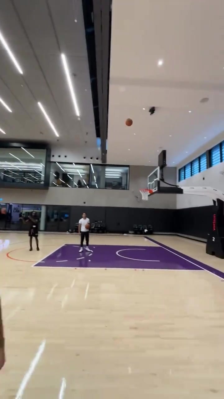 再見已是對手狄龍和杰倫-格林在太陽訓(xùn)練館內(nèi)練習(xí)三分投籃