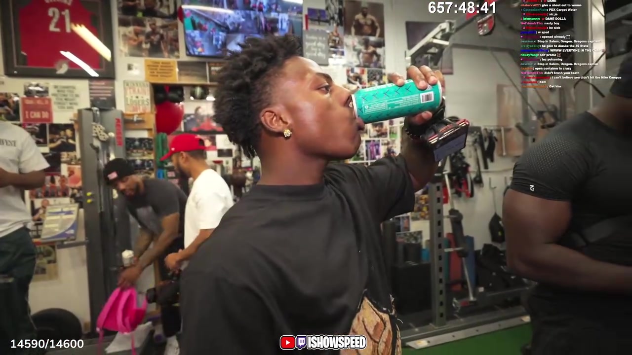 來(lái)看誰(shuí)的更多甲亢哥和利拉德被體育館外成千上萬(wàn)的粉絲包圍