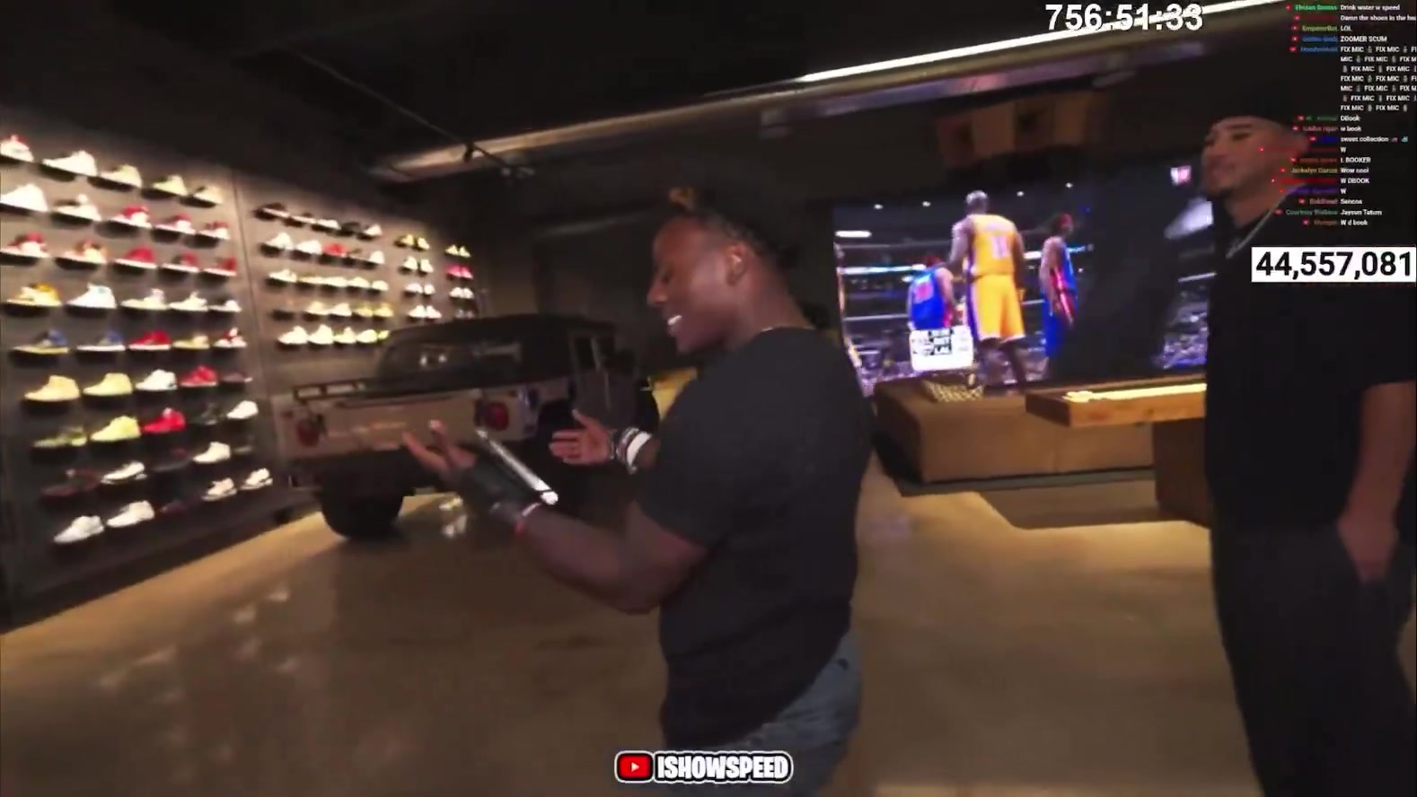 擱家開商場(chǎng)呢布克車庫(kù)墻上滿是球衣球鞋珍藏甲亢哥看傻了都