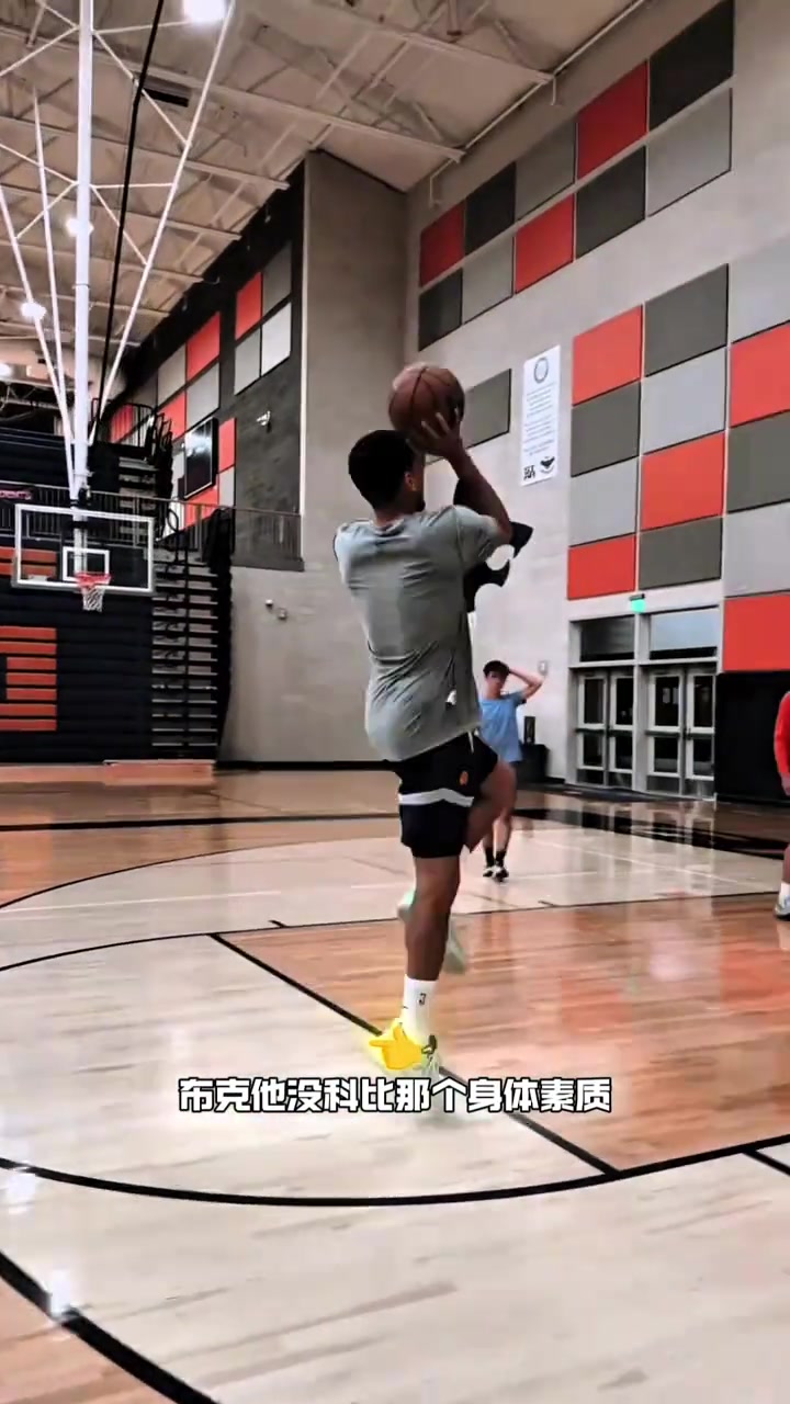布克不是說(shuō)下個(gè)科比嗎楊毅他沒有科比的身體素質(zhì)和強(qiáng)硬的球風(fēng)