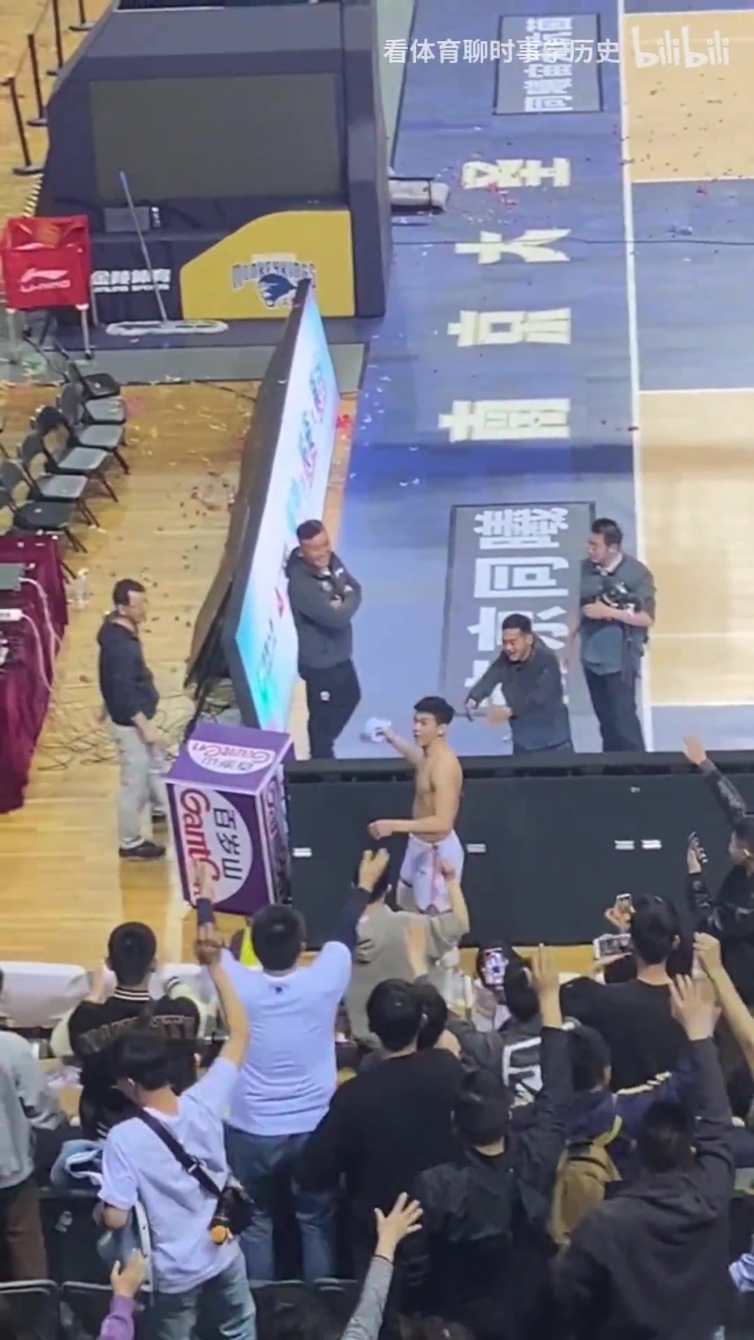 身材太棒了名場面林葳賽后送球衣遭球迷瘋搶