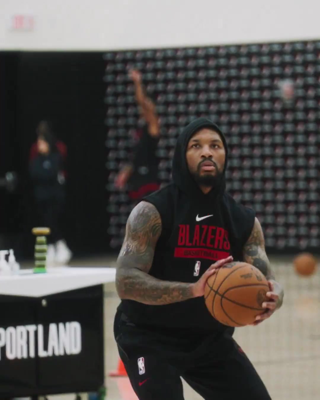 手感依舊絲滑利拉德訓(xùn)練營(yíng)開(kāi)練三分 球球空心可太好聽(tīng)了