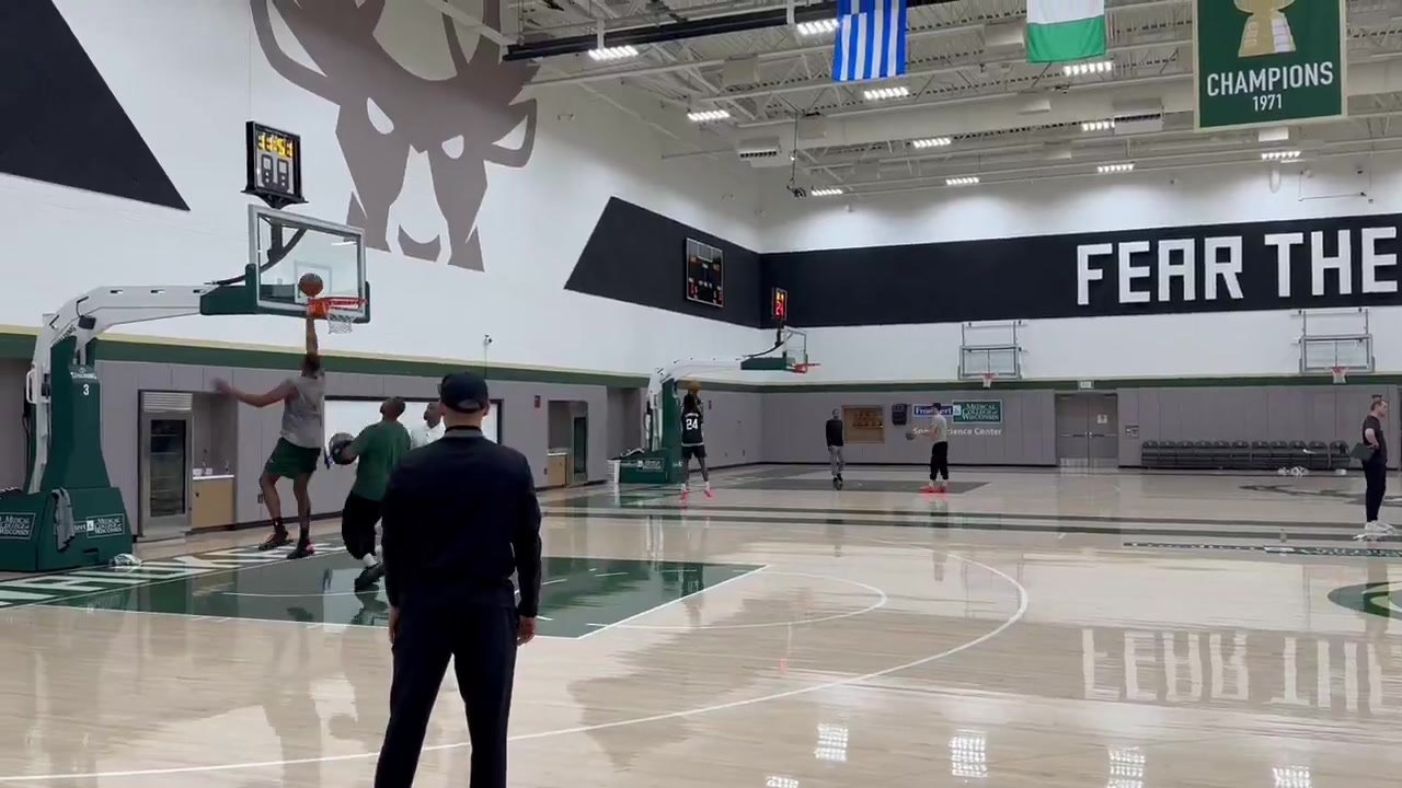 雄鹿隊(duì)內(nèi)訓(xùn)練庫(kù)茲馬這個(gè)狀態(tài)太離譜了吧連續(xù)投籃都短了