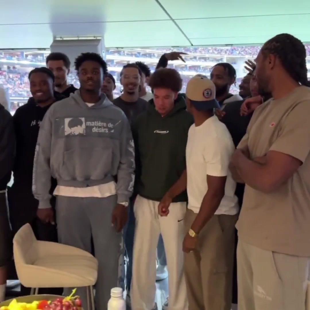 快船全隊團建看橄欖球賽并合影登哥怎么站最后面差點都沒看見他