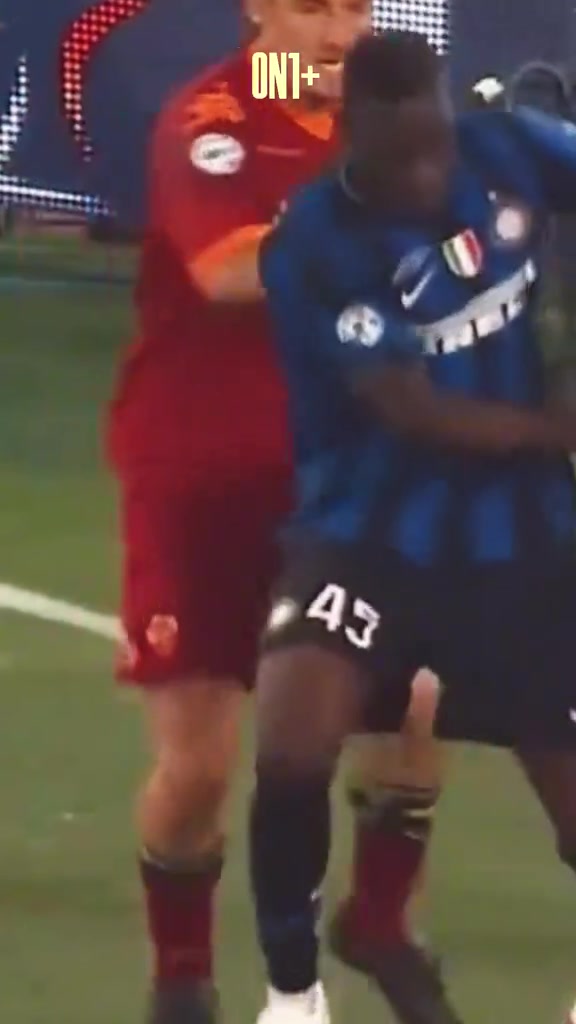 當年這一下真狠托蒂曾在運動戰(zhàn)中故意從身后爆踢巴洛特利