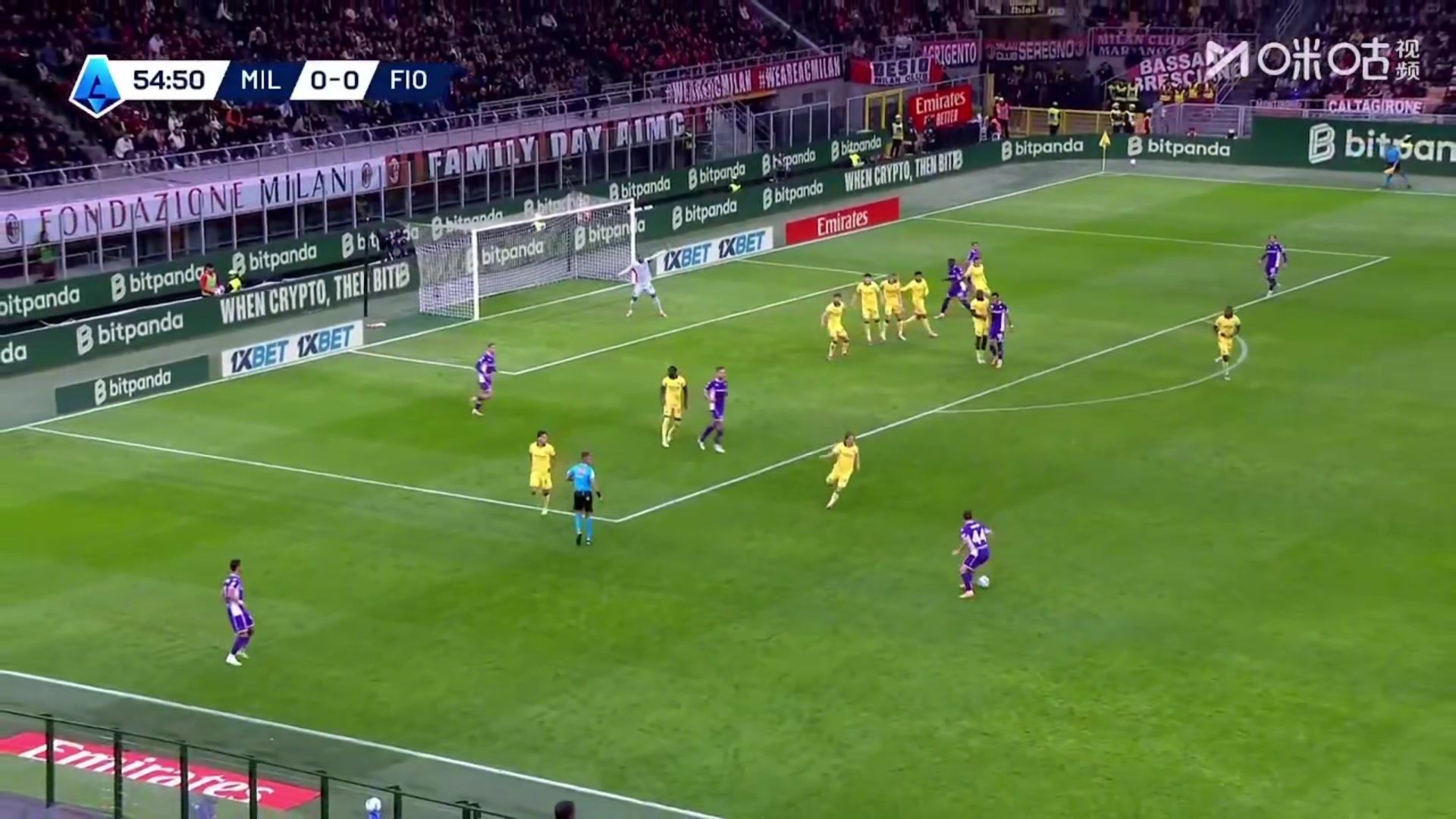 佛羅倫薩1-0領(lǐng)先米蘭禁區(qū)內(nèi)亂戰(zhàn)戈森斯將球擋進(jìn)球門