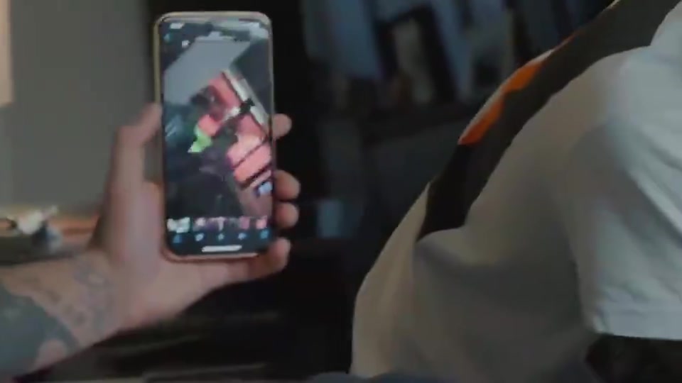 永遠的MSN內(nèi)馬爾此前在紀錄片里分享梅西蘇牙醉酒跳舞視頻